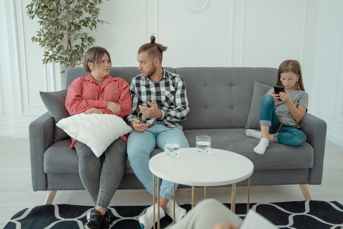 Parents et enfant pendant une séance d'accompagnement familial
